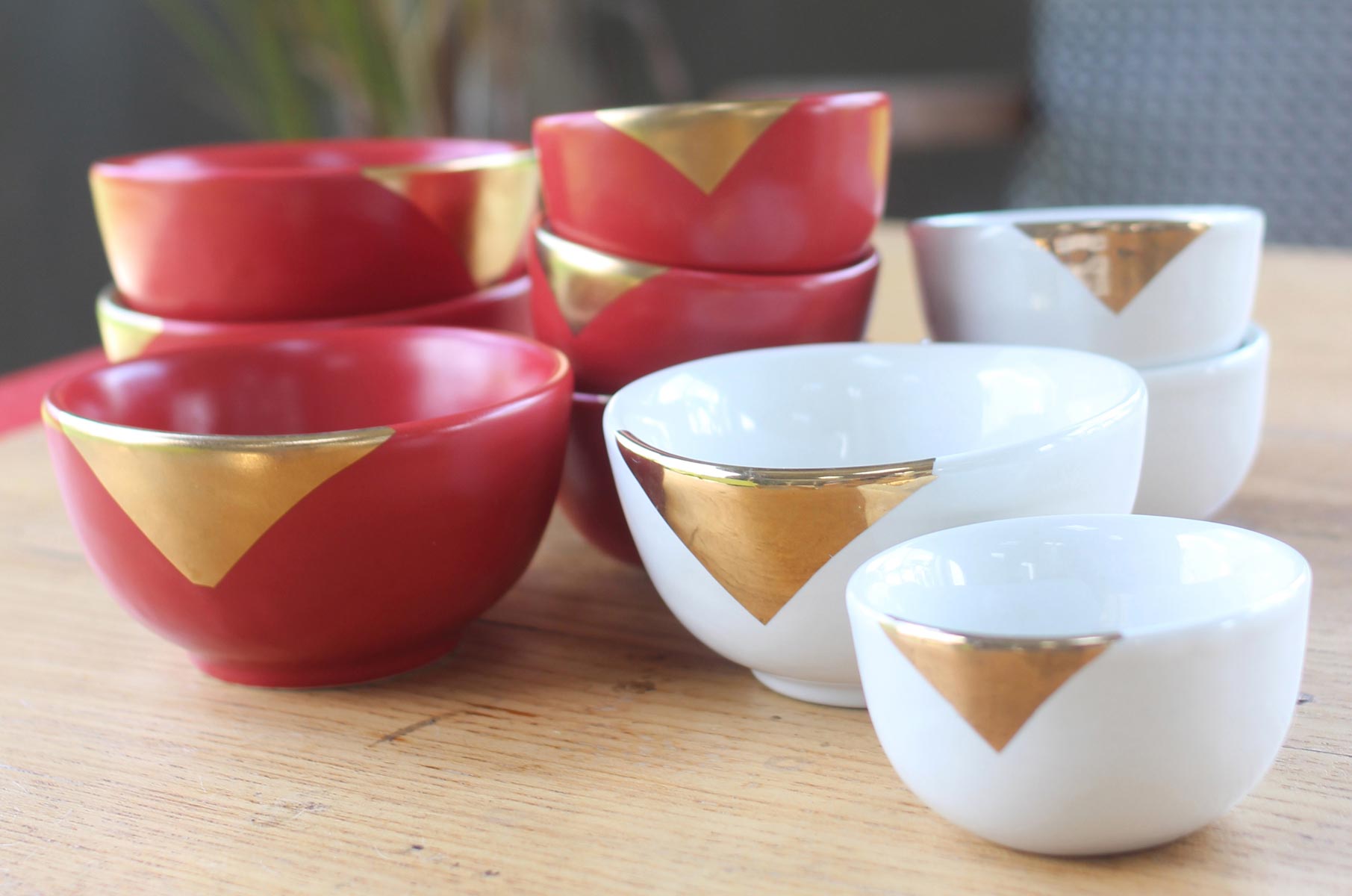 GRAPHIK Bowls – Red and White on table zoom